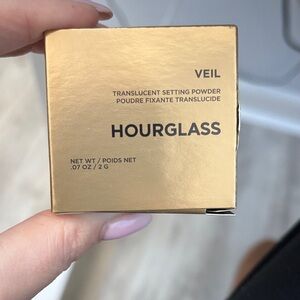 Hourglass Veil Setting Powder in Gold Box